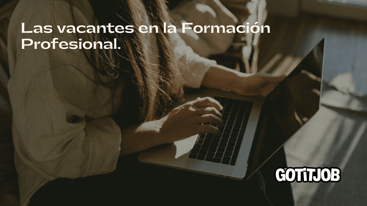 Análisis de la Formación Profesional en Andalucía para el curso 2025/26, con datos sobre plazas ofertadas, vacantes por niveles educativos y causas del desajuste entre oferta y demanda